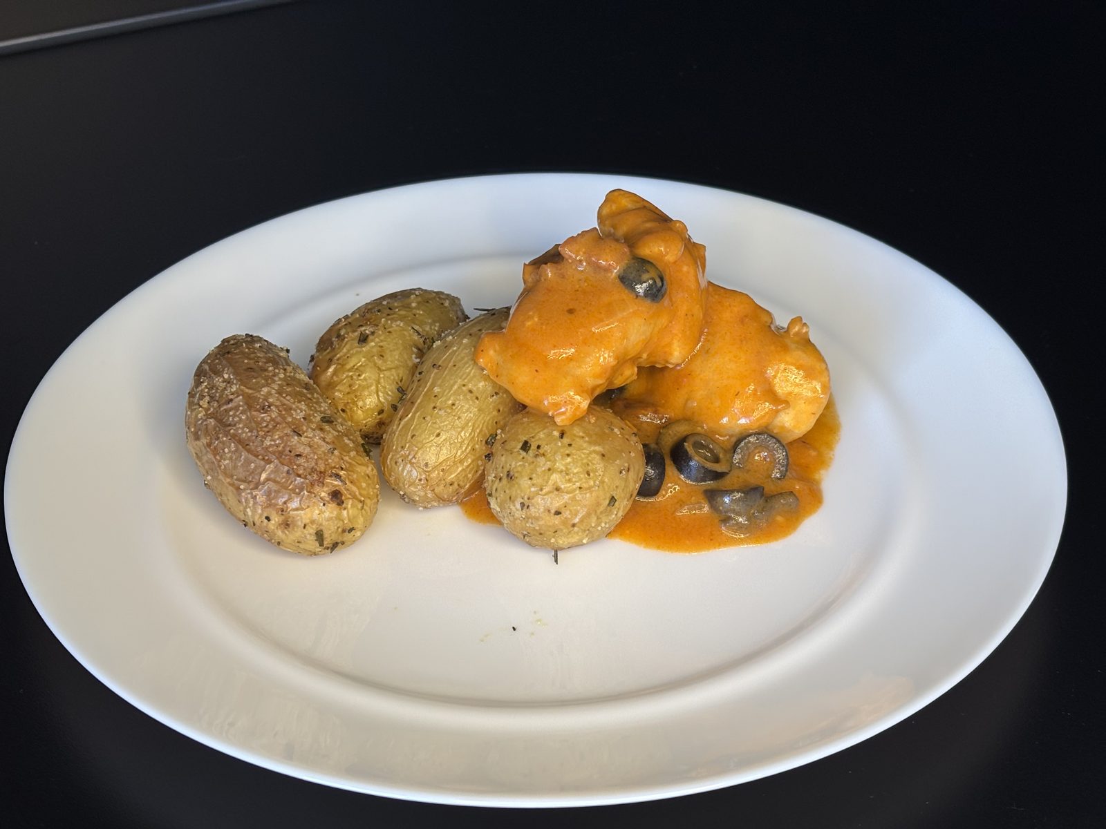 Geflügelgericht mit Sauce auf einem Catering-Buffet in Seligenstadt.