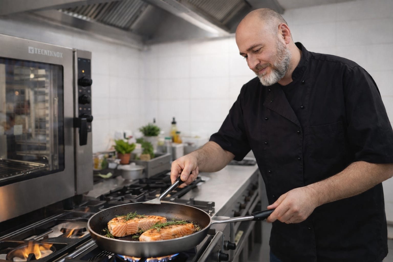 Küchenchef Oskar am Herd in der Profiküche der Eventlocation Seligenstadt.